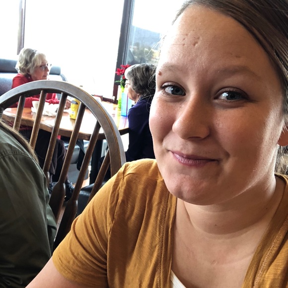 Meet your Posher, Beth - Picture 2 of 3